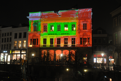 909503 Afbeelding van een lichtprojectie op de Winkel van Sinkel (Oudegracht 158) te Utrecht, in het kader van de ...